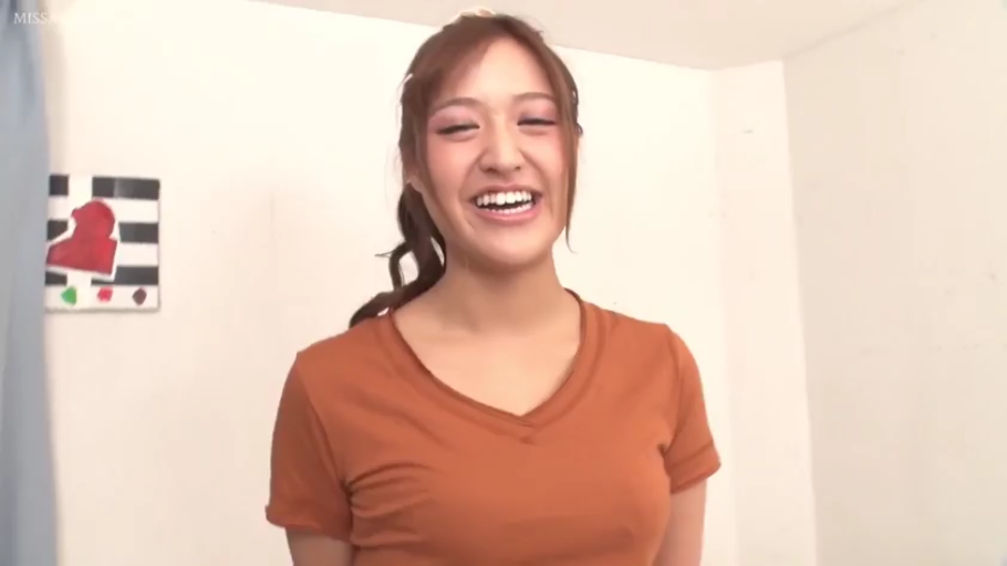 室内 · 面部特写 · 开心 · 棕色圆领短袖T恤