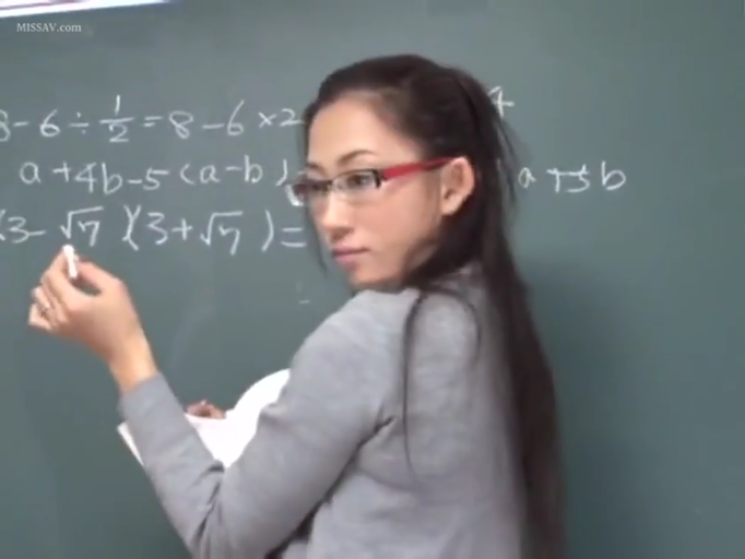 教室 · 眼镜 · 注视 · 灰色上衣 · 面部侧面特写