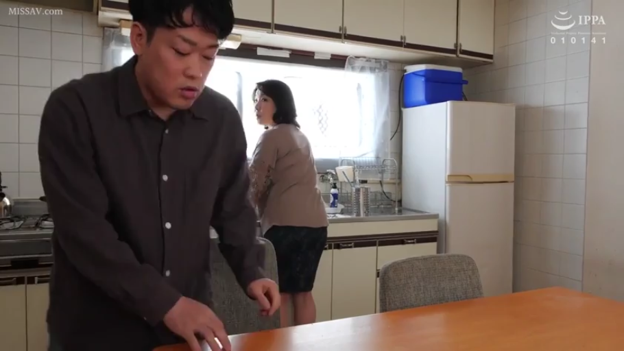 居家厨房 · 女人穿浅色上衣和深色半身裙 · 男人低头看桌子