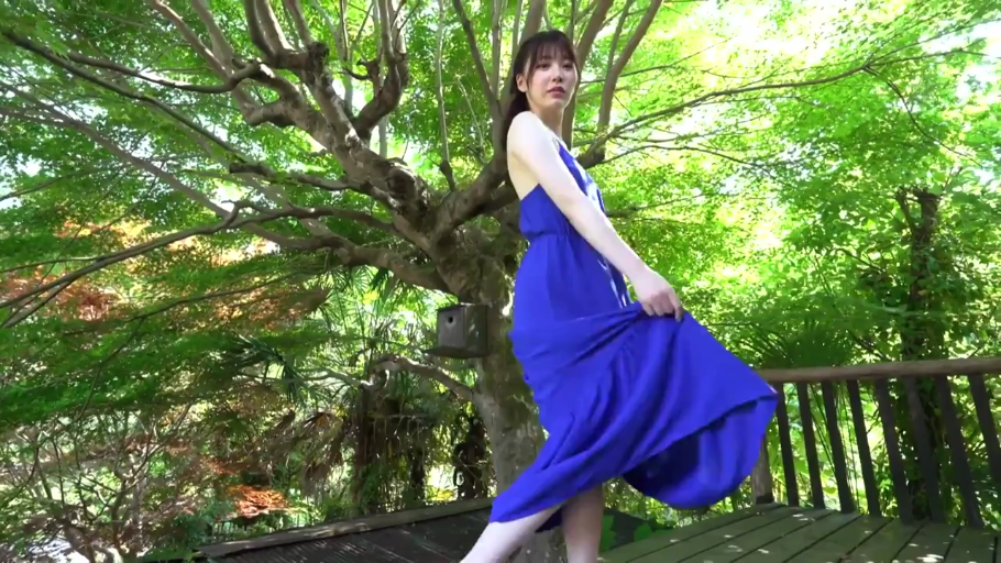 全身 · 自然 · 蓝色连衣裙 · 阳光 · 户外露台 · 互动拍摄 · 提裙站立