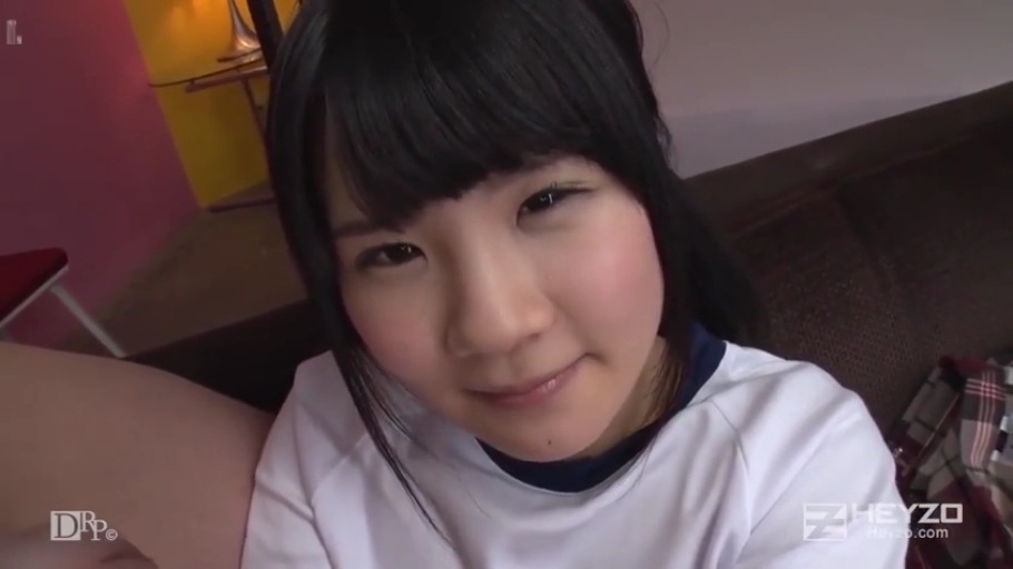 脸部特写 · 微笑 · 室内沙发 · 白色运动衫