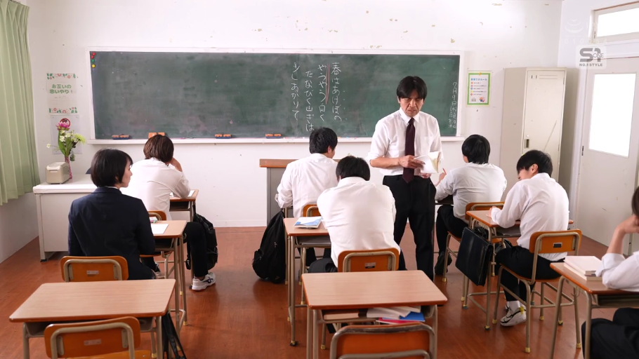Serious · Classroom · 讲义 · 黑板上有日文粉笔字 · 学生穿校服白衬衫