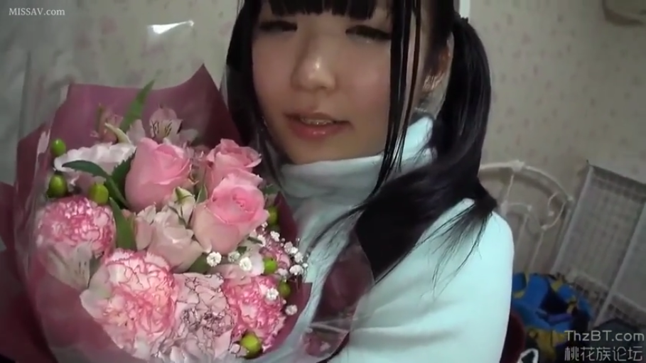 室内 · 花束特写 · 微笑 · 花束 · 浅蓝色高领毛衣 · 无
