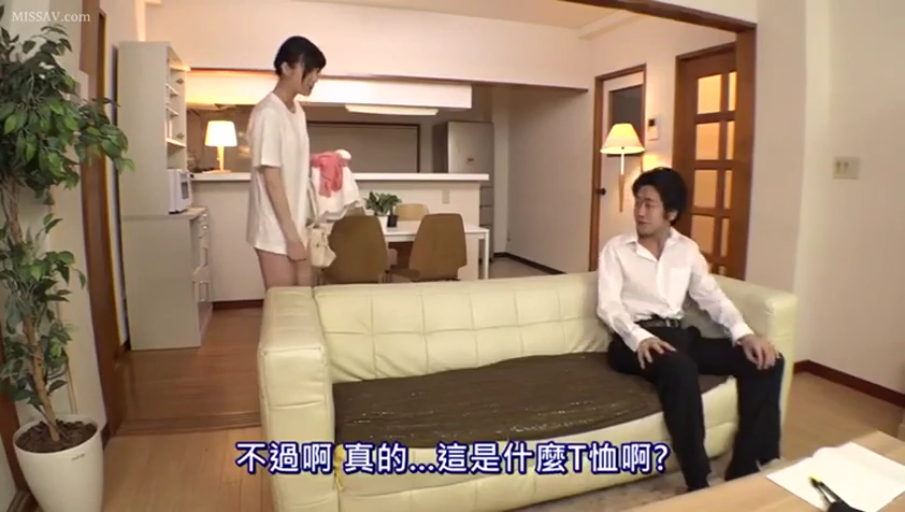 客厅 · 白色长T恤 · 字幕显示对话内容 · 男子抬头看着女子说话