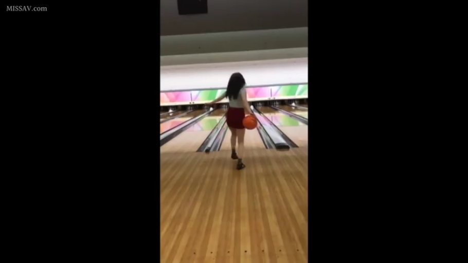 站立 · 长发 · 红色包臀裙 · 全身背影 · 保龄球馆 · 保龄球 · 打保龄球