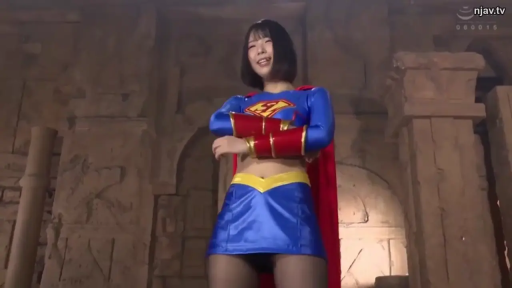 双手抱胸 · 女超人Cosplay · 古代遗迹 · 中景仰拍