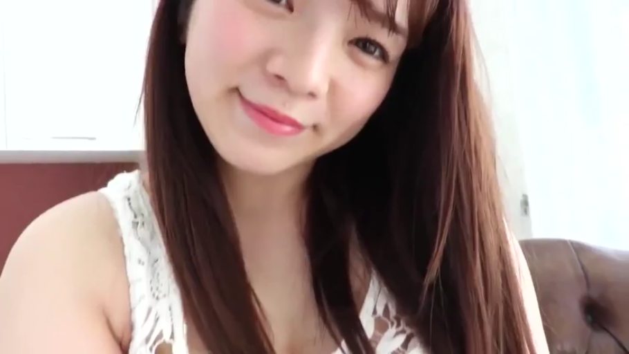 卧室 · 肩部特写 · 甜美微笑 · 白色镂空背心