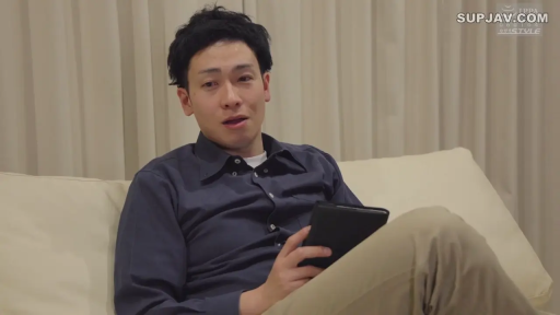部屋 · 靠坐 · 自然 · 平板电脑 · 半身 · 男子 · 手持平板 · 深色衬衫