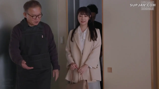 全身 · 站立 · 微笑 · 手提包 · 黑色围裙 · 生活场景 · 邀请 · 玄关门口