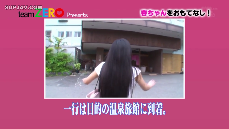 字幕说明 · 白色短袖上衣 · 室外 · 长直发背影
