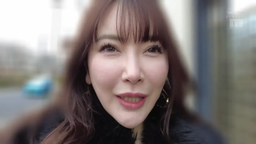 面部特写 · 户外街道 · 黑色皮草领外套