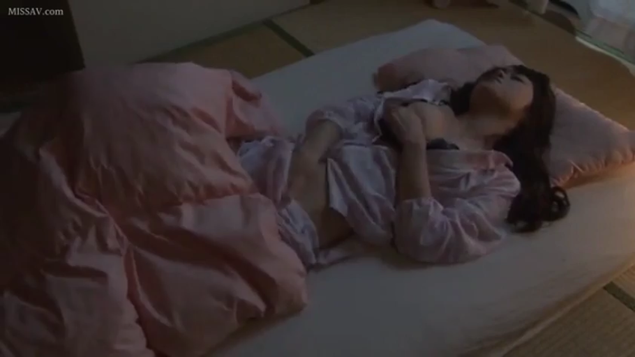 卧室 · 享受 · 中景 · 自慰 · 仰卧 · 被褥 · 睡衣