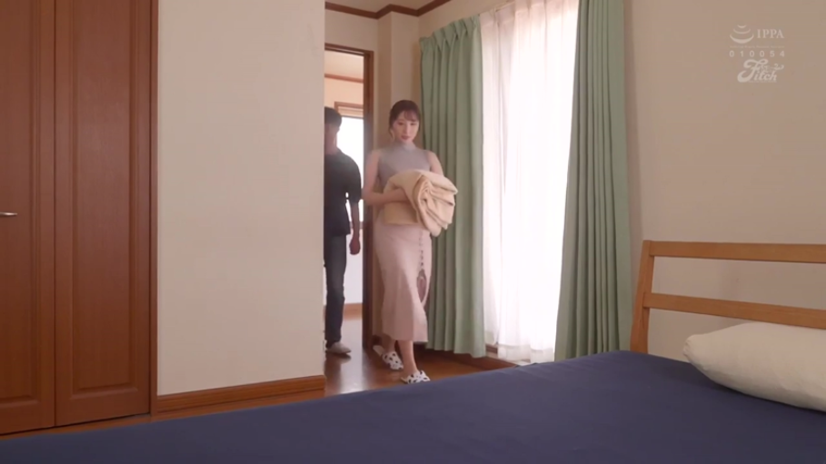 平静 · 卧室 · 拖鞋 · 光线明亮 · 浅粉色长裙