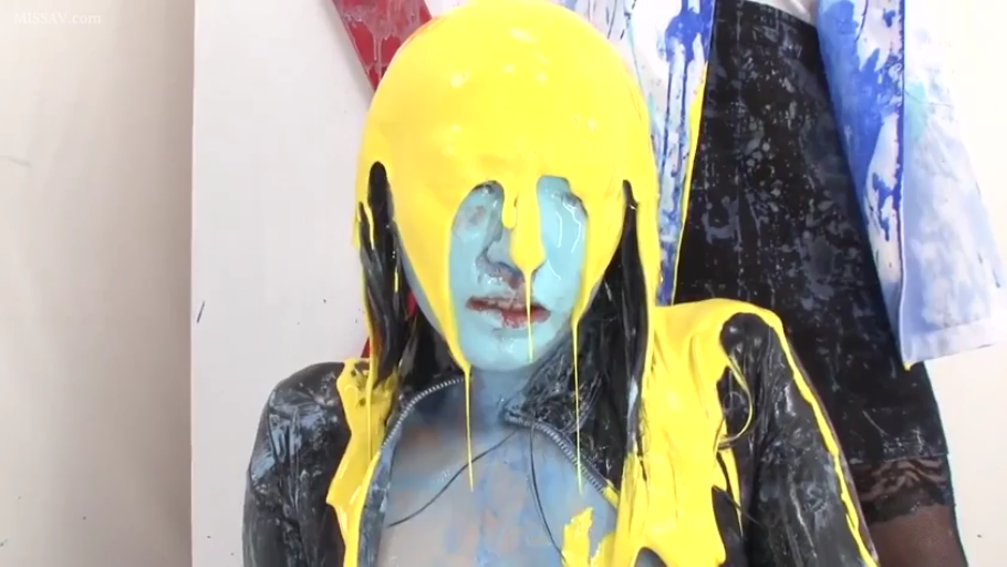 室内 · 脸部特写 · 呆滞 · 正面坐姿 · 黑色外套 · 颜料 · 粘稠 · 淋油漆