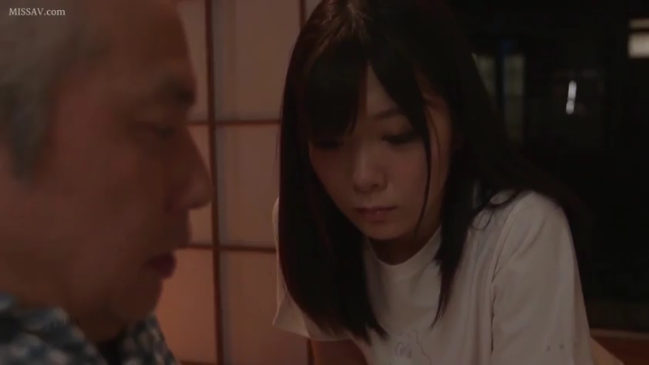 坐姿 · 脸部特写 · 平静 · 凝视 · 白色T恤 · 日式房间 · 障子 · 爷孙剧情
