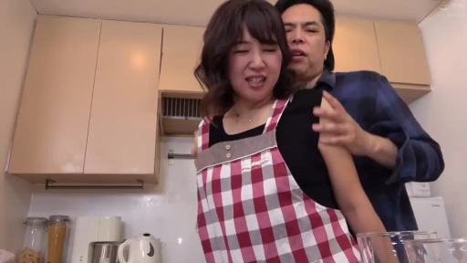 厨房 · 中景镜头 · 围裙 · 背后拥抱抚摸 · 女人露出痛苦又舒服的表情 · 女性穿着黑色上衣搭配红白格纹围裙