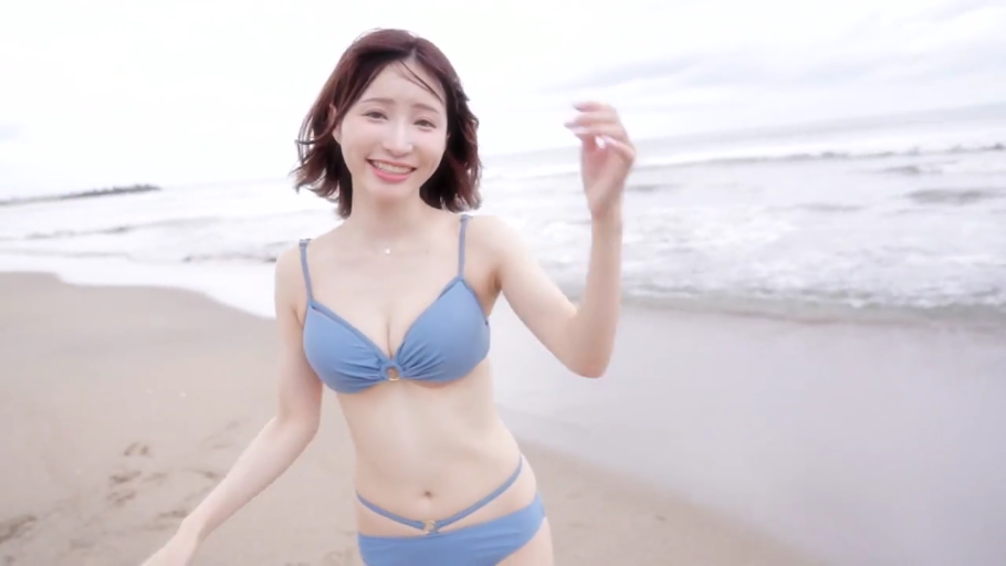开朗 · 上半身特写 · 海滩 · 蓝色比基尼