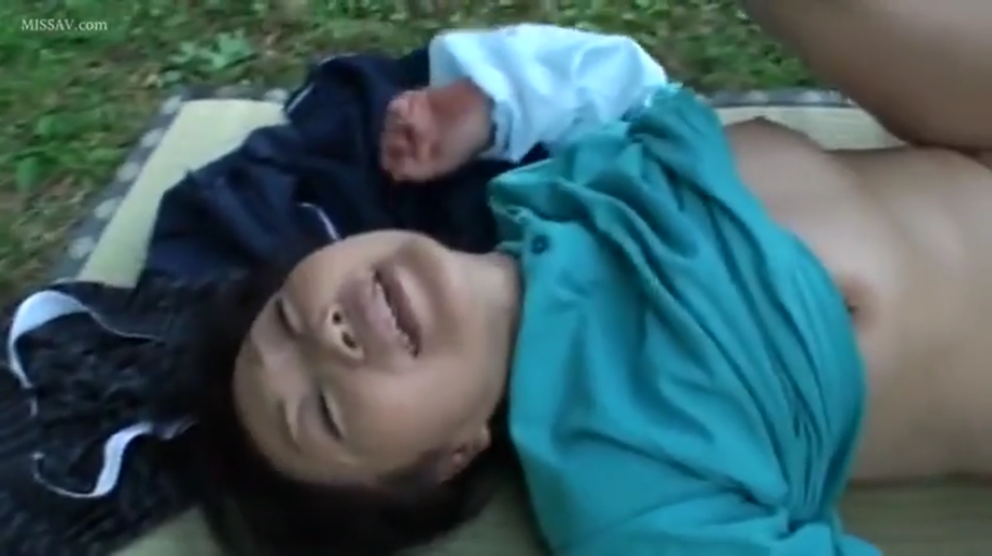 性交 · 销魂 · 仰卧 · 面部特写 · 衬衫 · 户外 · 熟女 · 垫子