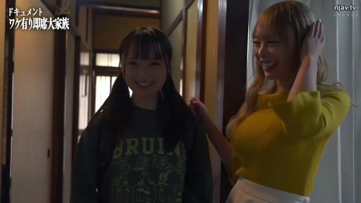 站立 · 巨乳 · 中景 · 走廊 · 交流 · 笑容 · 紧身毛衣