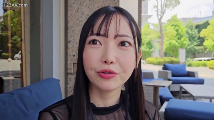 坐姿 · 交谈 · 脸部特写 · 长发 · 自然表情 · 户外露台 · 户外家具 · 黑色透视上衣