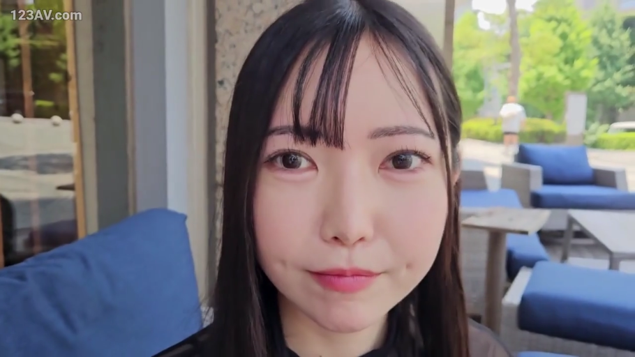 五官特写 · 清纯 · 自然光 · 深色上衣 · 酒店户外