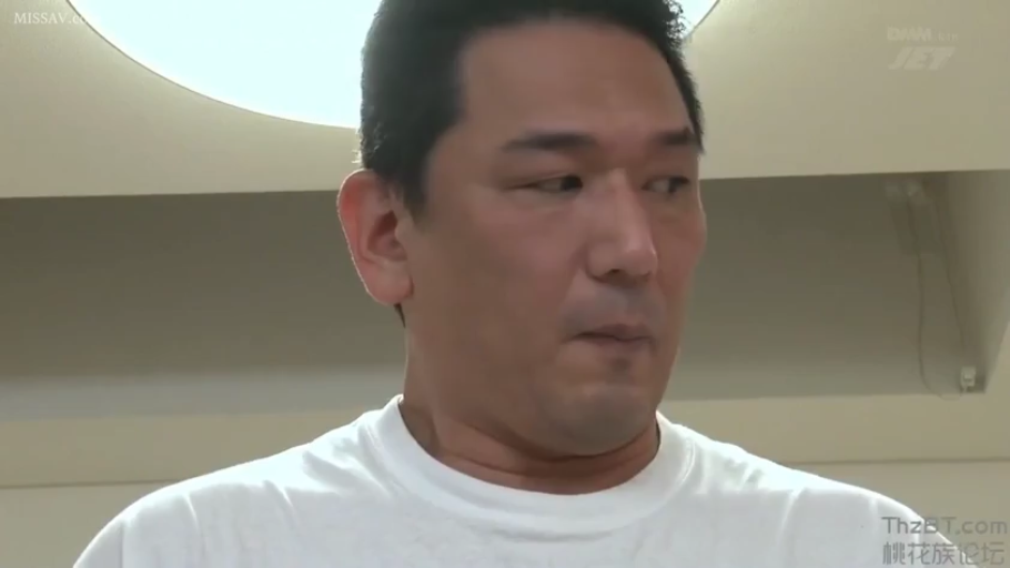 室內 · 面无表情 · 臉部特寫 · 白色T恤 · 画面右上角有DMM标志