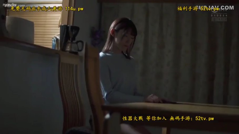 室内 · 坐姿 · 中景 · 静坐 · 桌子 · 昏暗 · 无表情 · 浅色毛衣