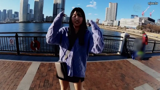 自然 · 紫色针织开衫 · 栈道 · 人物半身特写 · 斜挎包 · 背景有高层建筑和蓝天