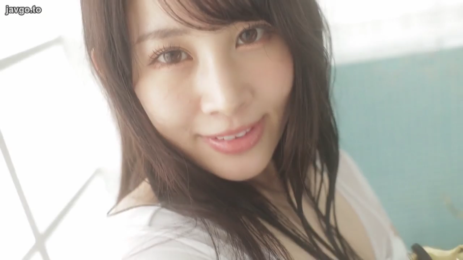 室内 · 脸部特写 · 白色低胸装