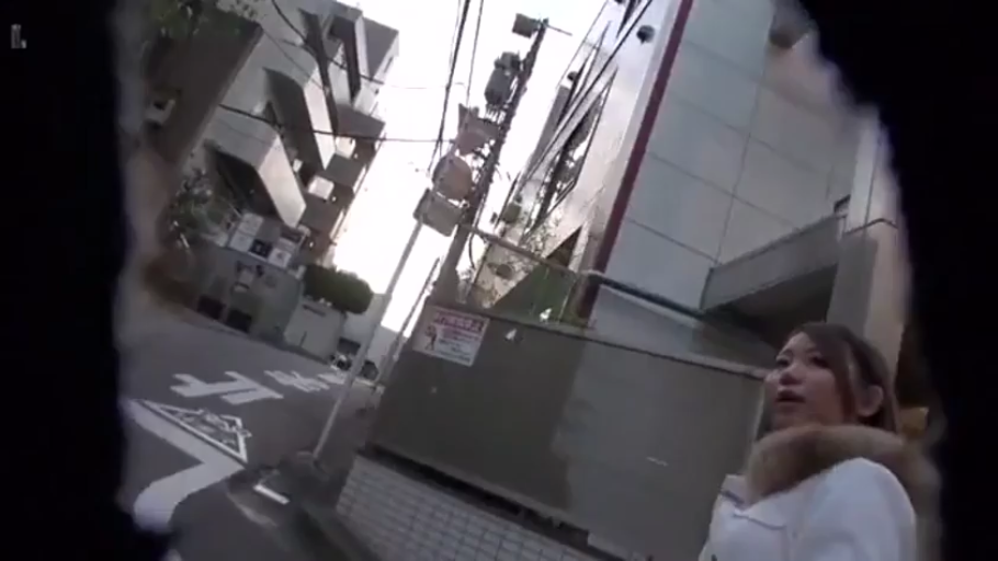 警觉 · 街道 · 女性面部特写 · 白色带毛领外套 · 画幅带有黑边遮挡