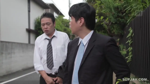 交谈 · 严肃 · 站立 · 半身 · 剧情 · 户外 · 西装