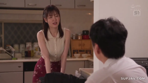厨房 · 无袖针织上衣 · 正在说话 · 女子上半身特写