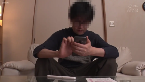 Living room · 平静 · 白色笔 · 深蓝色长袖上衣 · 面部马赛克 · 男性面部打码特写