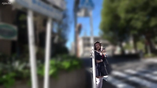 微笑 · 屋外 · 深色百褶裙 · 晴天 · 中景镜头