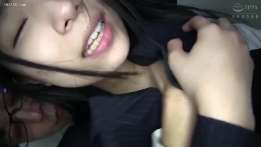 暗处 · 呻吟 · 深色条纹衬衫 · 男性手部特写 · 揉奶