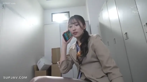若有所思 · 脸部特写 · 卡其色职业西装外套 · 智能手机 · 储物间