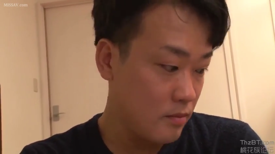 沉思 · 室内卧室或起居室 · 画质包含水印 · 男性脸部特写 · 深色圆领T恤