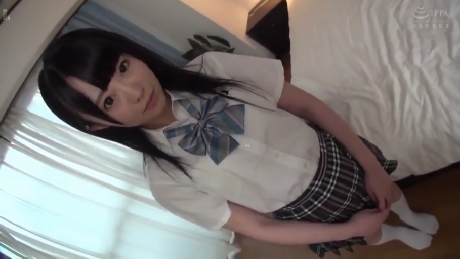 上半身特写 · 卧室 · 注视 · 室内光线 · 短袖学生制服衬衫