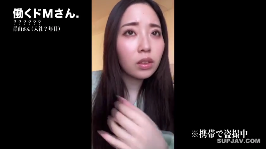 室内 · 脸部特写 · 手机 · 浅绿色上衣 · 略显疲惫 · 盗摄风格