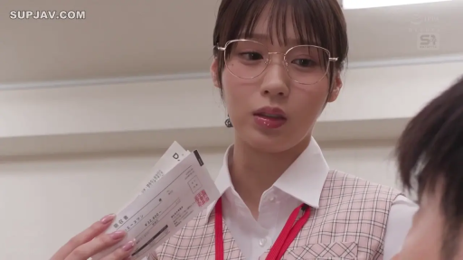 专注 · 办公室 · 面部特写 · 工作证挂绳 · 收据