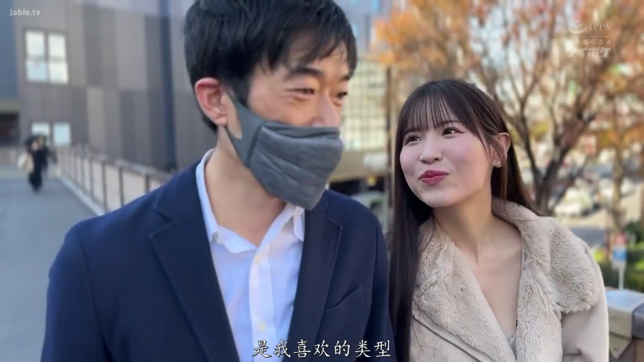 交谈 · 站立 · 中景 · 微笑 · 街道 · 毛绒外套 · 口罩 · 街头采访