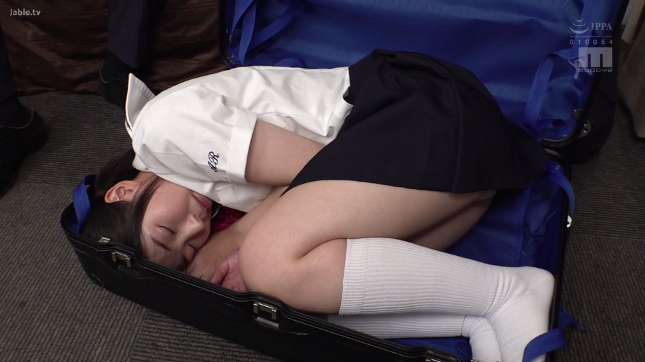 室内 · 行李箱 · 侧身 · 闭眼 · 制服 · 昏迷 · 拘束 · 蜷缩