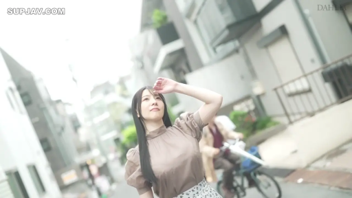 顔部のクローズアップ · 注视前方 · 住宅区 · 自然光 · 自行车 · 浅棕色短袖上衣