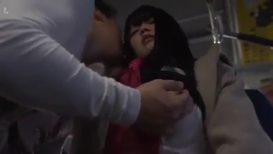 胸部 · 扶手 · 猥亵 · 隐忍 · 痴汉 · 外套 · 电车 · 倚靠