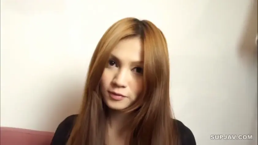 室内 · 脸部特写 · 自然 · 注视镜头 · 熟女 · 正面 · 黑色上衣