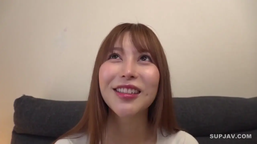 沙发 · 顔部のクローズアップ · 微笑 · 白い上着