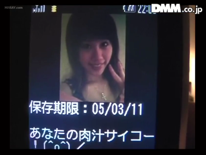 室内 · 微笑 · 手机 · 吊带衫 · 屏幕画面特写 · 手机短信界面，含有日文文字