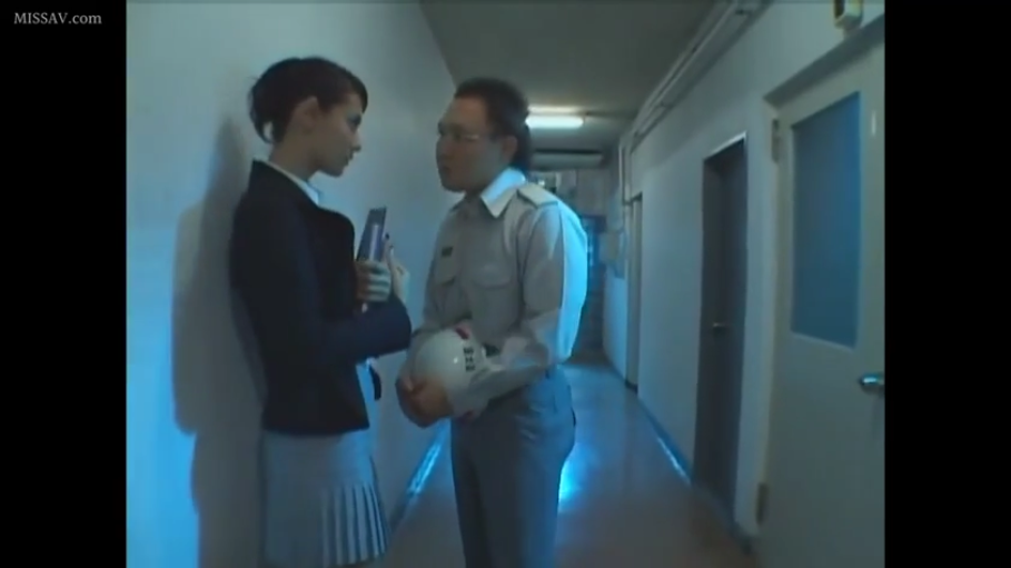 交涉 · 昏暗灯光 · 安全帽 · 办公室走廊 · 两人上半身中景 · 浅灰色工作制服