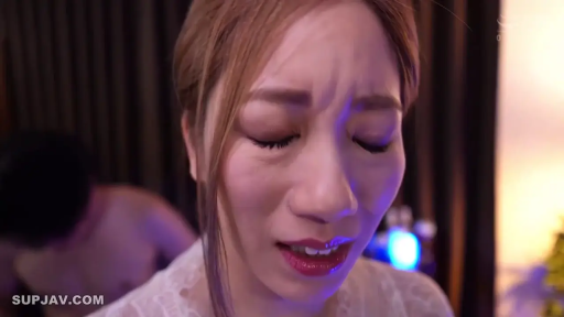 室内 · 脸部特写 · 白色蕾丝衣 · 棕色长发 · 正坐姿势 · 高潮反应 · 闭眼张嘴