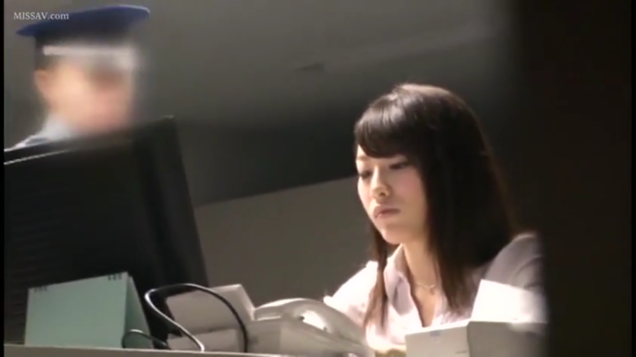 坐姿 · 专注 · 办公室 · 电脑 · 半身 · 衬衫 · 办公